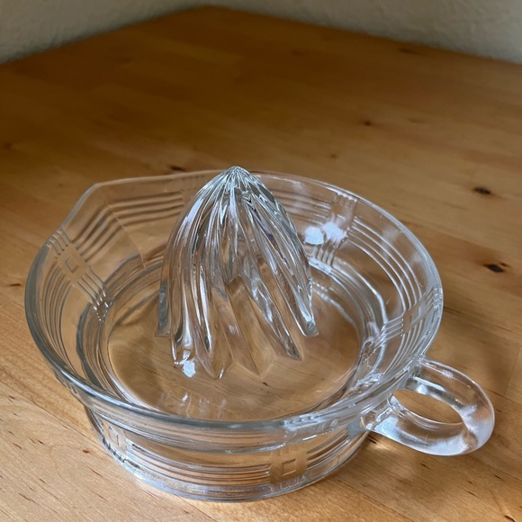Vintage Hazel Atlas Crisscross Pattern Large Reamer or Juicer - Picture 2 of 7